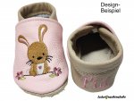 Lederpuschen rosa-beige mit Stickerei Hase Blumen ocker-weiß-altrosa-rosa-schwarz-hellgrün und Namen linke Ferse altrosa